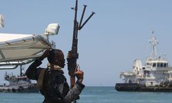 Somalili korsanlar İran bandıralı gemiyi kaçırdı!