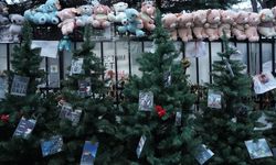 Filistin’in Moskova Büyükelçiliği önüne İsrail'i kınamak için Noel ağaçları konuldu