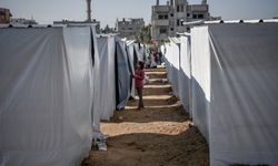İsrail saldırılarından kaçarak çadırlarda kalan Filistinliler