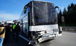 Yolcu otobüsü tıra çarptı: 10 kilometre kuyruk oluştu!