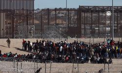 Göçmenler ABD-Meksika sınırında bekleyişini sürdürüyor