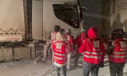 Tendürek Geçidi'nde bekleyen tır sürücülerine Kızılay'dan kumanya