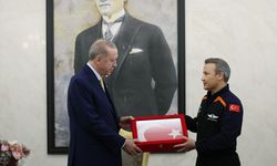 Gezeravcı bayrağı Erdoğan'a teslim etti!