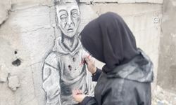 Filistinli kız, Gazze'deki acıları kömür ve tebeşirle duvarlara işliyor
