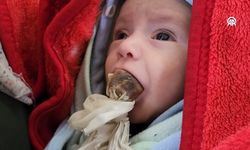Gazzeli anne, acıkan bebeğini hurma ezmesiyle susturuyor!