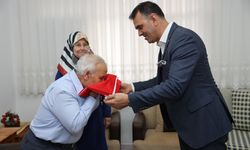 Gezeravcı'nın ailesine bayrak hediye edildi