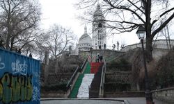 Paris'te merdivenler Filistin bayrağı renklerine boyandı