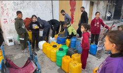 Filistinliler, açık yerlerden su almak için sıraya giriyor