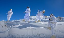 Jandarma metrelerce kar olan dağlarda terörle mücadeleyi sürdürüyor!