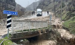 Şırnak'ı yağış vurdu: Uludere yolu ulaşıma kapandı!