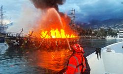 Balıkçı Barınağı'nda demirli iki tur teknesi yandı!