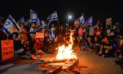 İsrailliler, Netanyahu'nun evinin önünde gösteri düzenledi