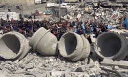 Gazzeliler caminin enkazı arasında cuma namazı kıldı