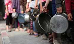 Gazzeliler bir kap sıcak yemek için kuyrukta bekliyor!