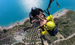 Adana'da yamaç paraşütü yapan iki pilot gökyüzünde tavla oynadı