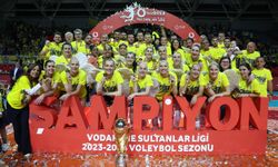 Fenerbahçe Kadın Voleybol Takımı şampiyonluk kupasını kaldırdı