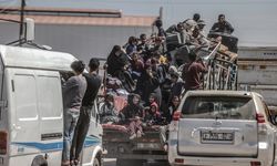 Refah'taki Filistinliler, güvenli bölgelere göç etmeye devam ediyor