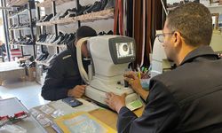 Gazzeli göz doktoru, ayakkabıcıda sağlık hizmeti veriyor!