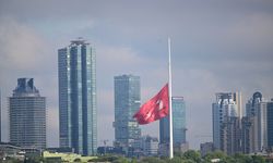 Türkiye'de bayraklar Reisi için yarıya indirildi