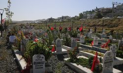 Deprem mezarlığında gözyaşları içinde hüzünlü bayram