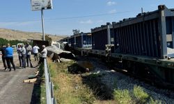 Yük treni ile hafriyat kamyonu çarpıştı: Ölü ve yaralılar var!