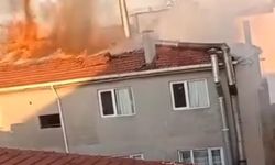 Pendik'te 4 katlı binanın çatısı alev alev yandı