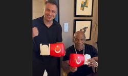 Mike Tyson, A Millilere imzalı boks eldiveni göndererek başarı diledi!