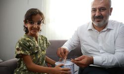 Kumbarası çalınan depremzede Elif'in yüzü, hayalindeki tabletle güldü