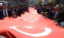 Cumhuriyet'in 101. yılında 101 metrelik Türk bayrağı ile yürüdüler