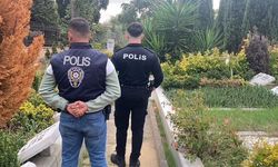 Polis mezarlıkta nöbet tutuyor