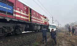 Yük treni servis aracına çarptı: 5 yaralı