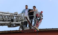 Çatıda yakalanan hırsız itfaiye merdiveniyle indirildi!