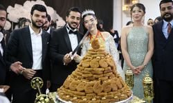 Düğünde pasta yerine burma kadayıf kestiler!