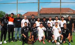 Emre Belözoğlu öğrencilerle futbol oynadı!