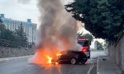 Pendik'te otomobil alev alev yandı