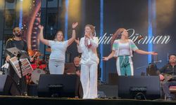 Öykü Gürman Gül Festivalinde coşturdu!