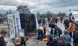 Kontrolden çıkan yolcu midibüsü devrildi: 15 yaralı