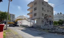 İş makinesinin darbesiyle yerle bir oldu