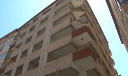Binanın balkonu deprem esnasında çöktü: 1 yaralı!