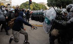 Emeklilerden maaş protestosu: Çok sayıda kişi yaralandı