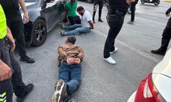 Durdurulan araçtaki şahıslar polise saldırdı