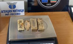 2 kilo altını iç çamaşırlarına saklamış