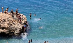Antalya'da sahiller doldu taştı!
