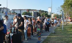 Tatilciler Midilli Adası'na geçişlerde uzun kuyruk oluşturdu