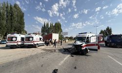 Başkentte feci kaza: Hasta taşıyan ambulans ile tır çarpıştı!