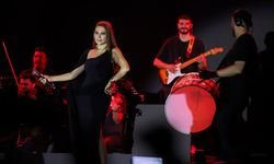Şarkıcı Ebru Yaşar Van'da konser verdi