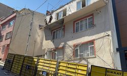 Balkonu çöken bina tahliye edildi!
