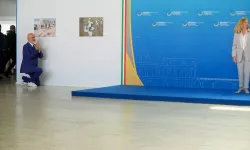 Meloni'yi yine diz çökerek selamladı!