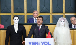 Meclis kürsüsüne gelin ve damat mankeniyle çıktı
