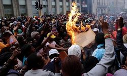 Protestocular İçişleri Bakanlığı ofisini ateşe verdi!